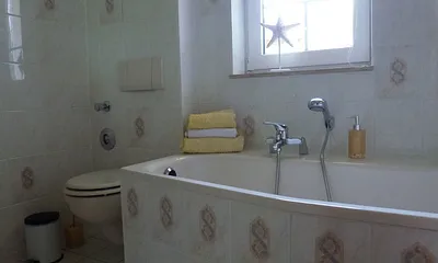 gefließtes Bad mit Badewanne