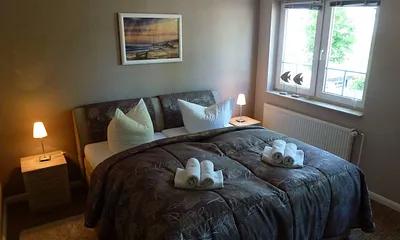 modernes Schlafzimmer mit Doppelbett