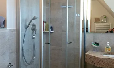 Bad mit Kopf-/Wandbrause