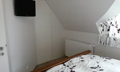 Begehbarer Schrank und TV-Gerät