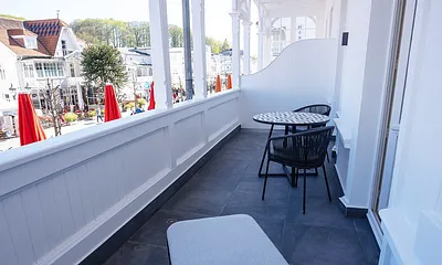 Der möblierte und nach Osten ausgerichteten Balkon mit Blick in das historische Zentrum.