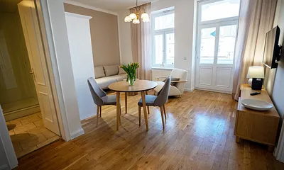 Die Fewo wurde 2023 komplett renoviert und neu möbliert. Hier das Wohnzimmer mit Austritt zum Balkon.