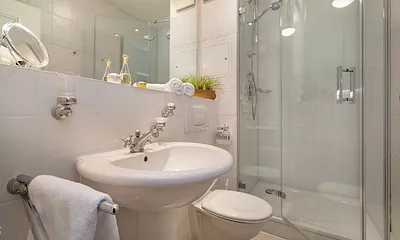 Hier der Blick in das Bad mit Echtglasdusche, Fön, Handtuchtrockner und WC.