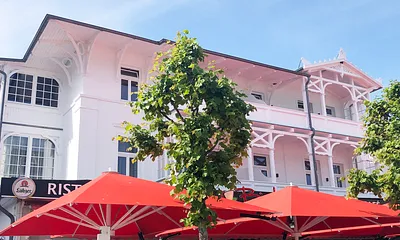 Ihr Balkon befindet sich im 1.OG rechts.