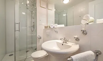 Das schöne Bad mit Fön, Handtuchtrockner, Echtglasdusche und WC. 