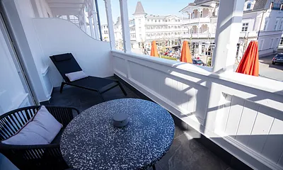 Der Balkon blickt in das historische Zentrum von Binz.