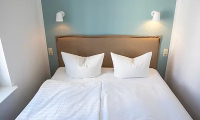 Das klitzekleine Schlafzimmer mit Doppelbett.