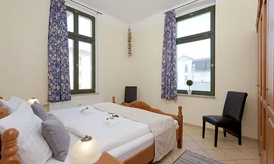 Schlafzimmer mit Doppelbett