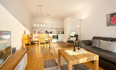 Die Couch kann durch Verstellen der Rücken- und Seitenkissen für ein Kind bis 8 Jahre aufgebettet werden.