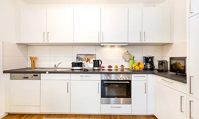 Die Küchenzeile ist komplett ausgestattet und bietet alle Annehmlichkeiten, von Geschirrspüler bis Nespressosystem von Krups für Kaffeeliebhaber.