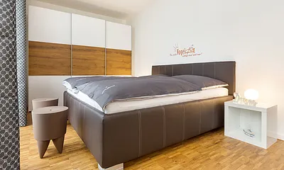 Das mit allergikergeeigneten Bettwaren und Matratzen ausgestattete Schlafzimmer bietet Ihnen einen kleinen Meerblick.
