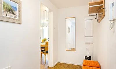 Hier der Blick in den Flur mit Garderobe.