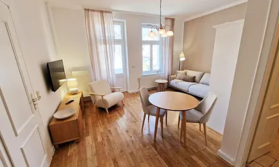 Das Wohnzimmer mit TV und Austritt zum Balkon.