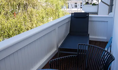 Der möblierte Balkon schaut nach Westen auf den Hof.