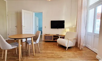 Blick vom Wohnzimmer zum Schlafzimmer.