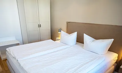 ... und Kleiderschrank.