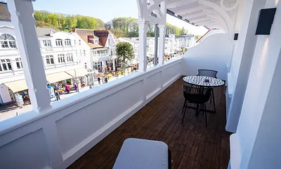 ... in das historische Zentrum mit den Bädervillen. Er bietet Ihnen sogar einen klitzekleinen Meerblick. 