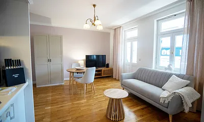 Das Wohnzimmer mit TV und Austritt zum Balkon.