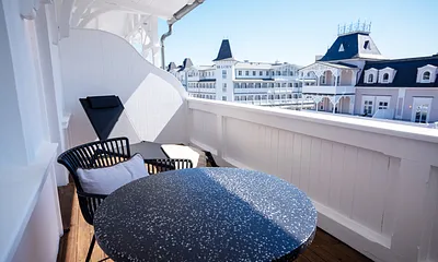 Der schöne Balkon schaut auf das historische Zentrum von Binz und hat sogar einen klitzekleinen seitlichen Meerblick.