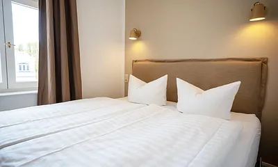 Das klitzekleine Schlafzimmer mit bequemem Doppelbett (180x200cm).