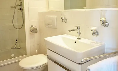 Das schöne Bad hat Handtuchtrockner, Dusche, WC und Fön.