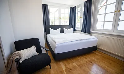 Freuen Sie sich nun auf Urlaub in modernem Ambiente! Hier sehen Sie das bequeme Doppelbett im Wohnschlafraum.