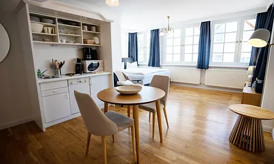 Die kleine Küchenzeile im Wohnschlafzimmer. Der Eßstisch kann ausgezogen werden. Es sind für 4 Personen Eßstühle vorhanden.