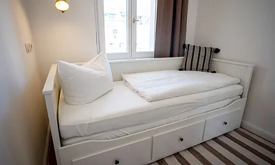 Das separate Schlafzimmer hat ein Bett mit 80x200cm Liegefläche. Es kann bei Bedarf auf 160x200cm ausgezogen werden.