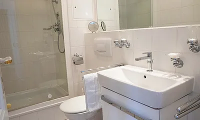 Hier der Blick in das schöne Bad mit Dusche, WC und Fön.