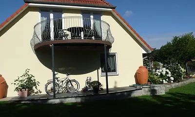 Seitenansicht vom Haus mit Balkon