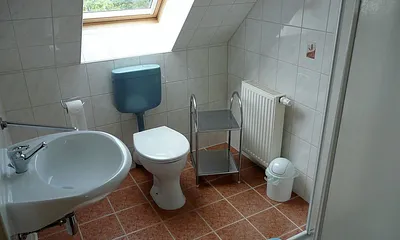 Bad mit Dusche und WC