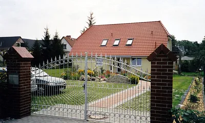 Hauseinfahrt und Parkplätze