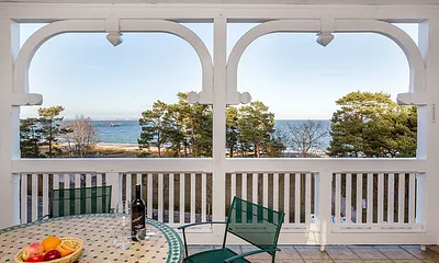 Der sehr große, möblierte Balkon schaut aus dem 3.OG ...