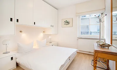 Hier der Blick in das Schlafzimmer mit viel Stauraum für Ihre Urlaubsgarderobe.