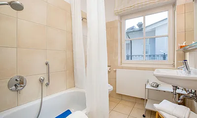 Das moderne Bad hat eine Sitzbadewanne (Innenmaß 1m x 0,60m) mit integrierter Dusche, in der man die Kinder nach dem Strandvergnügen hervorragend abbrausen kann :) ...