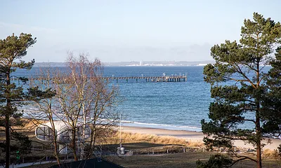 ... auf die Seebrücke und die Ostsee. Ein Fahrstuhl ist im Haus vorhanden.