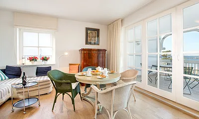 Genießen Sie auch vom Wohnzimmer aus den Blick auf das Meer.