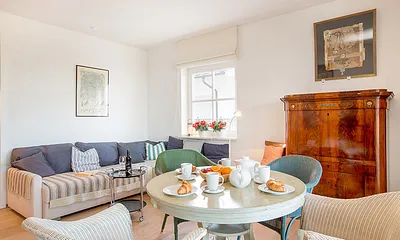 Die Wohnung ist mit einem geschmackvollen Mix aus Antiquitäten und schönen Designklassikern eingerichtet.