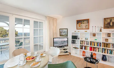 Ein großer Flat-TV und eine Stereoanlage sind natürlich auch vorhanden.