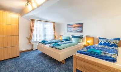 Schlafzimmer mit Doppelbett und Einzelbett 