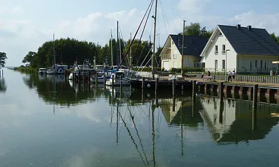 Neues Ferienhaus in direkter Wasserlage am idyllischen Hafen Stagnieß. Auf 3 Etagen finden Sie viel Platz zum Wohlfühlen.