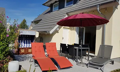 Abgerundet wird der Wohnbereich von einem modernen 55'' LCD-Fernseher sowie einer Hifi-Anlage auf einem TV-Lowboard mit stimmungsvoller LED-Beleuchtung (Farbe einstellbar).