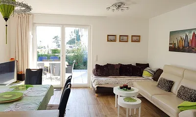 Ein breites, beiges Ledersofa in modernem Design sorgt für besten Sitzkomfort.