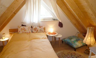 Im ausgebauten Spitzboden stehen 2 weitere Schlafmöglichkeiten bereit: Ein Einzelbett (Breite 1 m) sowie ein Bett (Breite 1,40 m). Der Spitzboden ist auch ideal als Spielhöhle für Kinder geeignet.