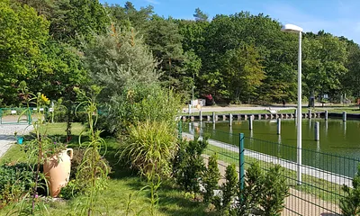 Zum Parken steht Ihnen ein Carport auf dem eingezäunten Grundstück zur Verfügung. Aufgrund des großzügigen Platzes vor dem Carport besteht eine Parkmöglichkeit für 2 weitere Autos auf dem Grundstück.