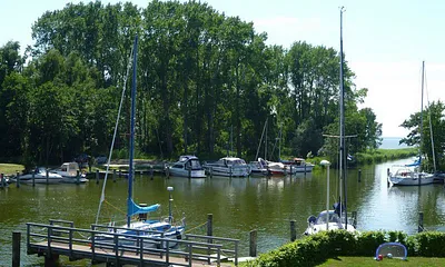 Erleben Sie traumhafte Sonnenuntergänge am Achterwasser. Stagnieß zeichnet sich durch sein maritimes Flair aus.