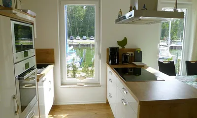 Die Doppelhaushälfte grenzt direkt an das Wasser. Die Fußbodenheizung sorgt für angenehme Wärme auch an ungemütlichen Tagen. In allen Räumen chice Fliesenböden.