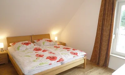 Im Obergeschoss befinden sich zwei Schlafzimmer sowie ein Bad.