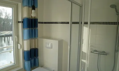 Das Ferienhaus verfügt über 2 moderne Bäder, jeweils mit bodengleichen Duschen. Neben dem Bad im Erdgeschoss steht ein zweites Bad im Obergeschoss zur Verfügung.