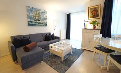 Wohnzimmer mit komfotabler Schlafcouch 